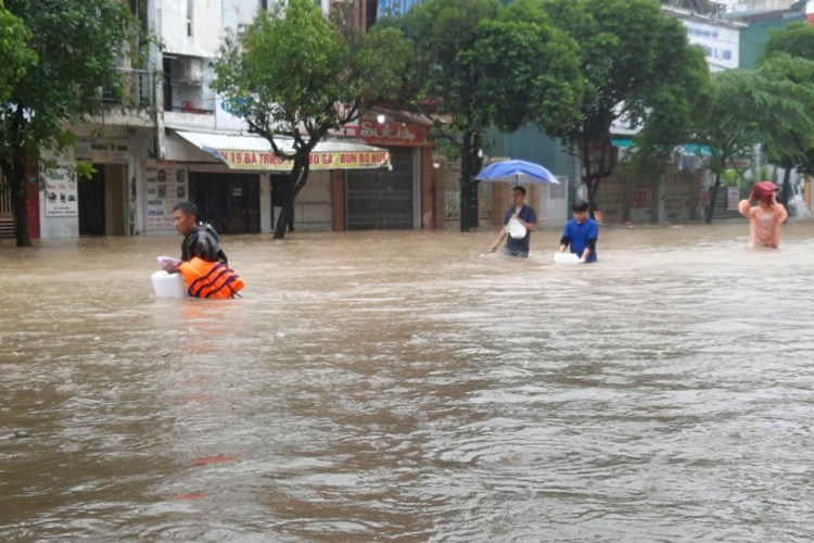 Lật ghe giữa mưa lũ, 2 người chết và mất tích - Anh 3