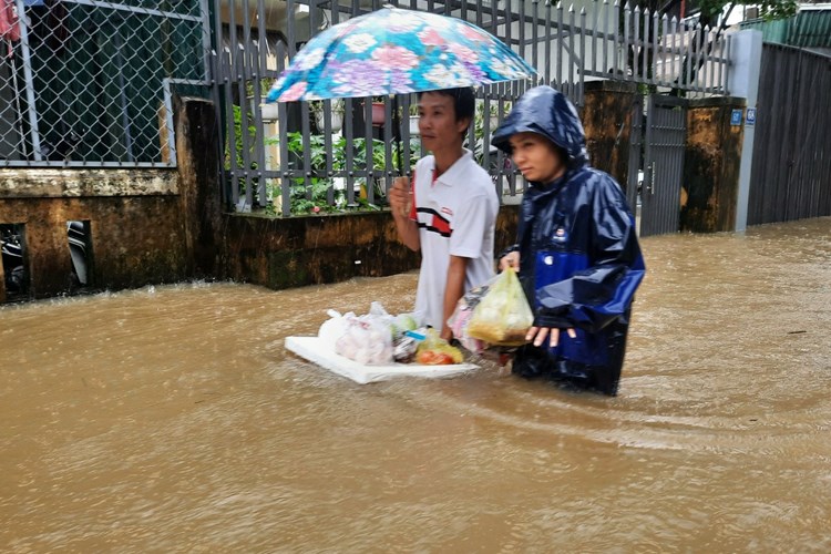 Lật ghe giữa mưa lũ, 2 người chết và mất tích - Anh 2