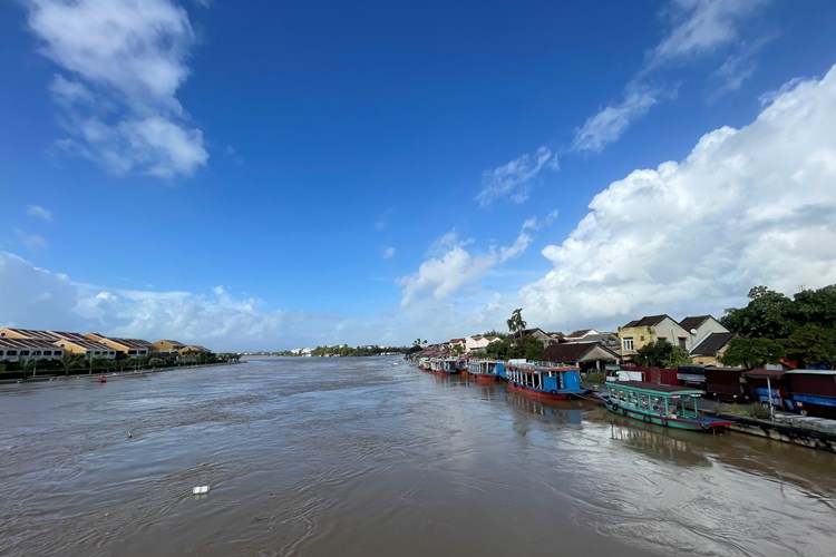 Mưa lũ, khiêng bộ gần 30km một bệnh nhân bị gãy xương đi cấp cứu - Anh 3