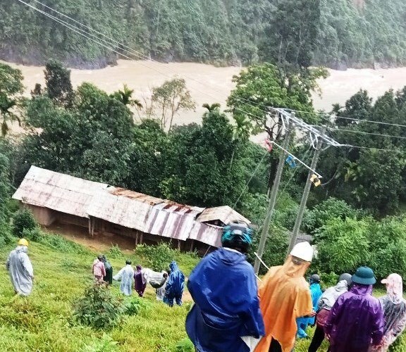 Mưa lũ, khiêng bộ gần 30km một bệnh nhân bị gãy xương đi cấp cứu - Anh 1