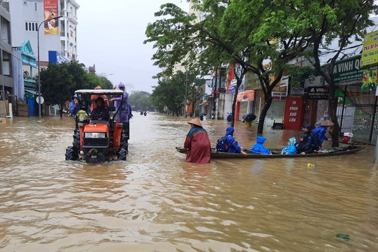 Đảm bảo an toàn cho du khách trong thời gian mưa lũ - Anh 1