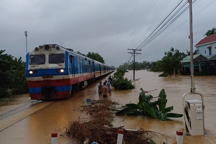 Đường sắt Bắc - Nam thông tuyến trở lại - Anh 1