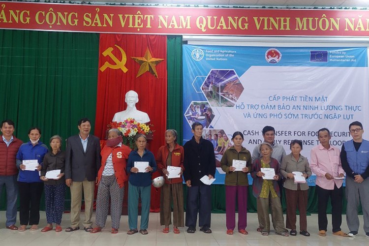 Trao 2.000 thùng mì tôm và 340 máy lọc nước hỗ trợ người dân khắc phục thiên tai - Anh 1