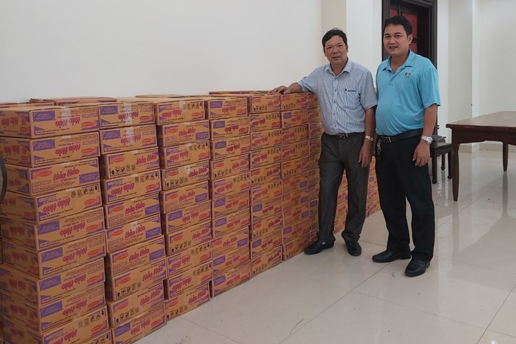 Trao 2.000 thùng mì tôm và 340 máy lọc nước hỗ trợ người dân khắc phục thiên tai - Anh 2