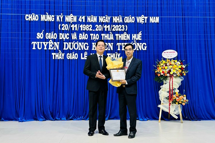 Thừa Thiên Huế: Tuyên dương thầy giáo dũng cảm cứu người trong lũ dữ - Anh 1
