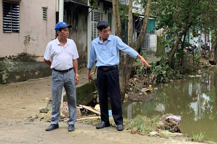 Thừa Thiên Huế: Tuyên dương thầy giáo dũng cảm cứu người trong lũ dữ - Anh 2