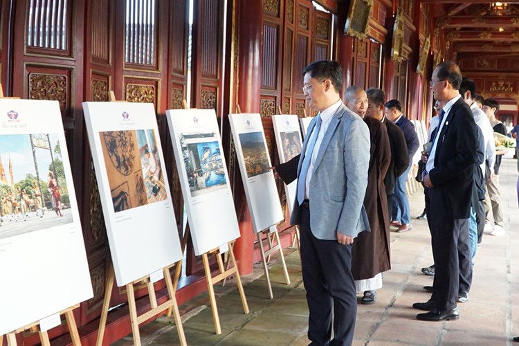 Khai mạc triển lãm nhiếp ảnh và di sản “Huế trong tim tôi” - Anh 1