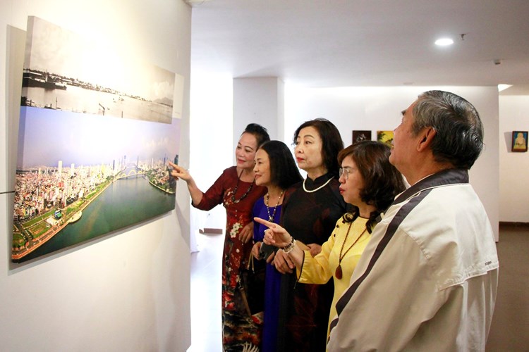 Bảo tàng Mỹ thuật Đà Nẵng trưng bày hiện vật tiêu biểu được hiến tặng - Anh 2