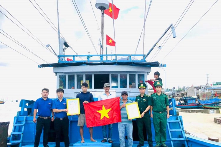 Những ngư dân Quảng Ngãi nặng lòng với biển - Anh 3