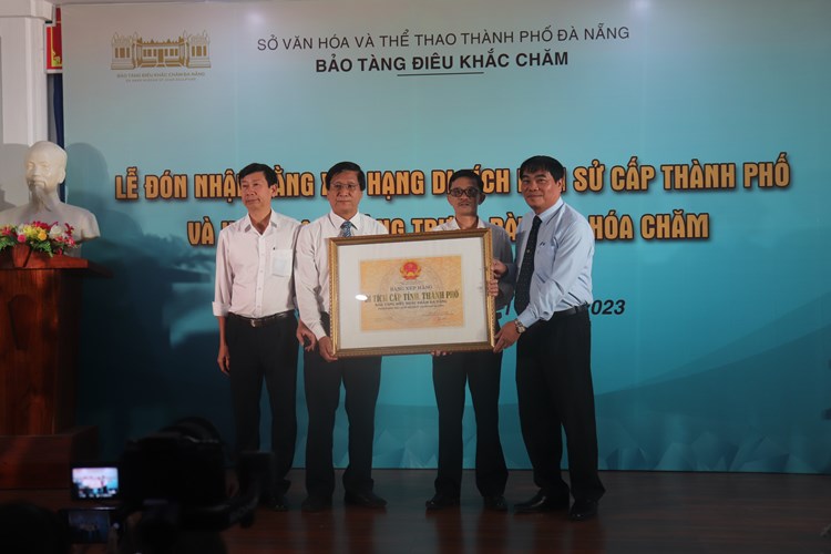 Bảo tàng Điêu khắc Chăm Đà Nẵng đón nhận Bằng xếp hạng Di tích lịch sử cấp thành phố - Anh 1