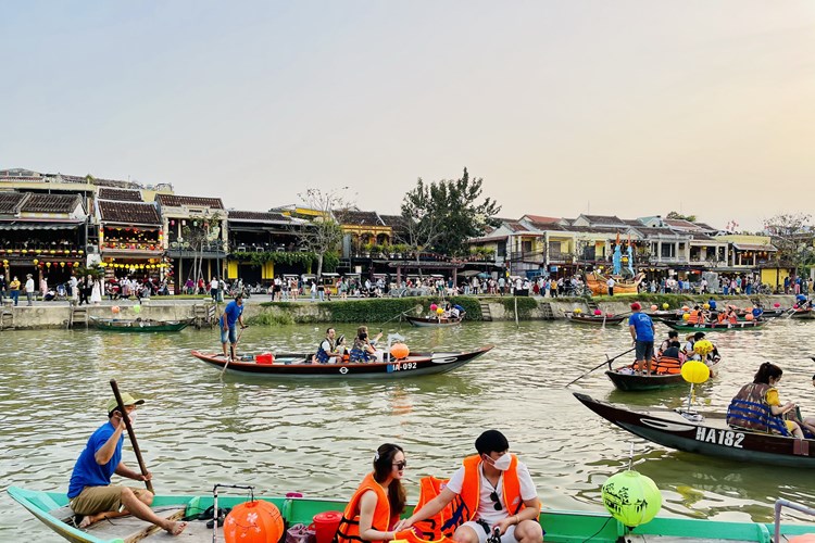 Hội An bàn giải pháp tăng cường quản lý môi trường du lịch - Anh 1