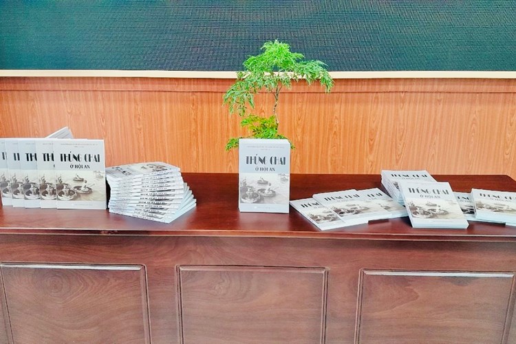 Ra mắt sách “Thúng chai ở Hội An” - Anh 1