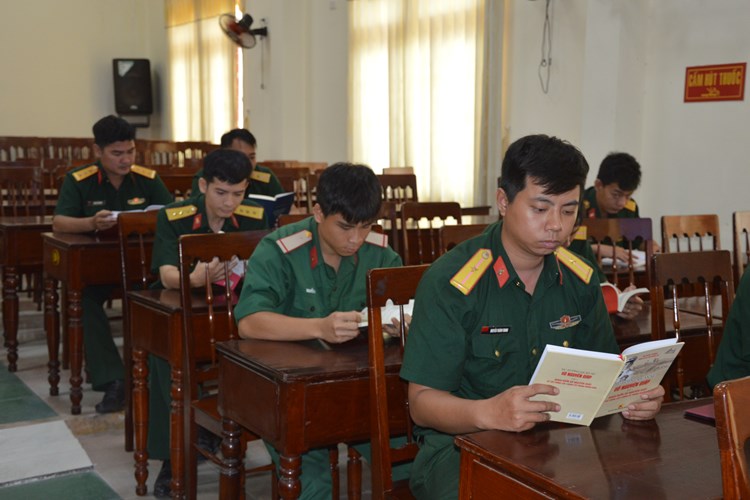 Khơi dậy văn hóa đọc trong lực lượng vũ trang Quảng Ngãi - Anh 2