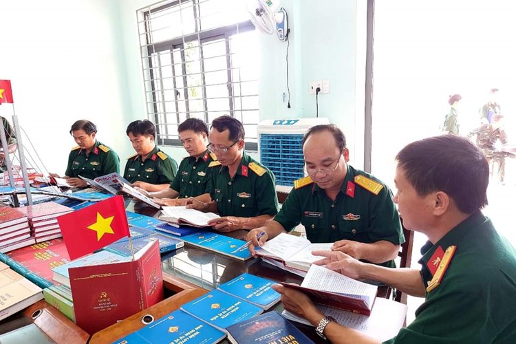 Khơi dậy văn hóa đọc trong lực lượng vũ trang Quảng Ngãi - Anh 4