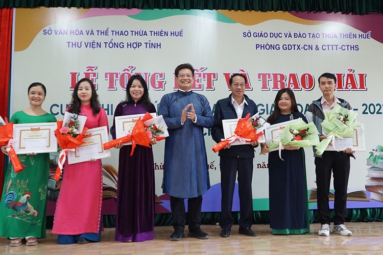 Lan tỏa văn hóa đọc trong học sinh xứ Huế - Anh 1