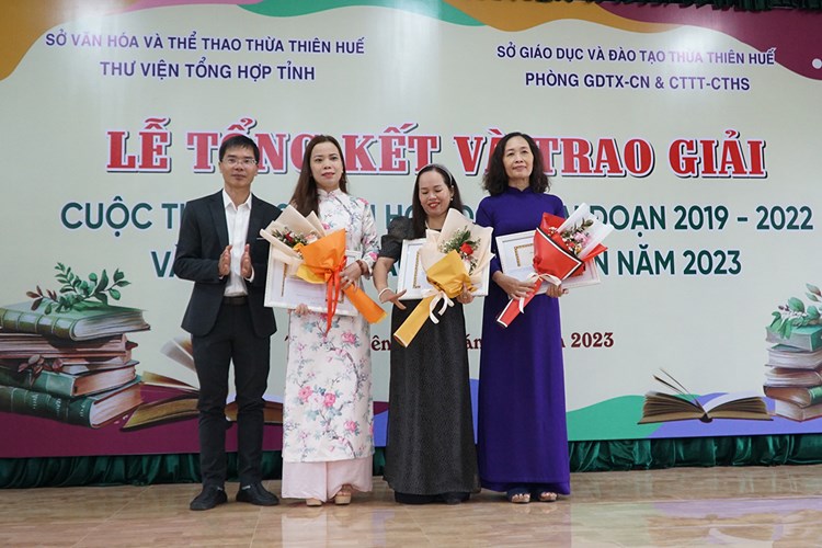 Lan tỏa văn hóa đọc trong học sinh xứ Huế - Anh 3