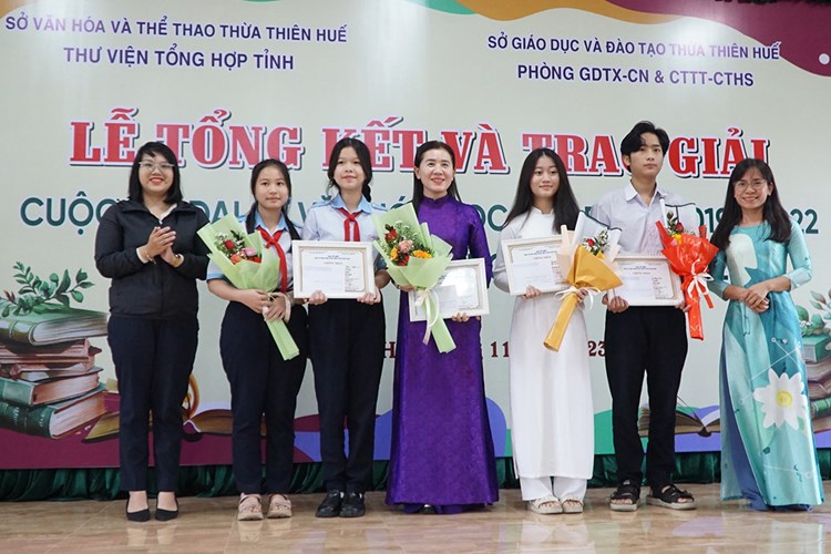 Lan tỏa văn hóa đọc trong học sinh xứ Huế - Anh 4