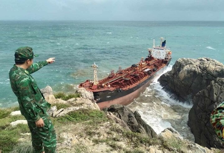 Tàu hàng nước ngoài không người lái trôi dạt vào Cù Lao Chàm - Anh 1