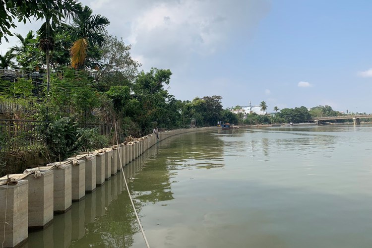 THI CÔNG KÈ VÀ CẦU ĐI BỘ VEN SÔNG NHƯ Ý, TP.HUẾ: Người dân lo lắng vì nhà nứt, vườn sụt lún - Anh 2