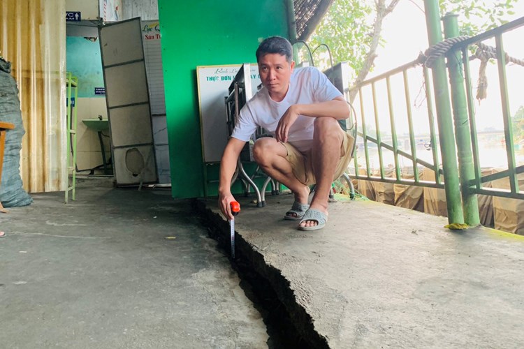 THI CÔNG KÈ VÀ CẦU ĐI BỘ VEN SÔNG NHƯ Ý, TP.HUẾ: Người dân lo lắng vì nhà nứt, vườn sụt lún - Anh 4