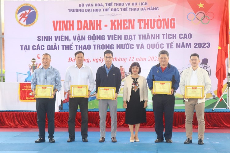 Đại học TDTT Đà Nẵng khen thưởng sinh viên, VĐV đạt thành tích xuất sắc - Anh 1
