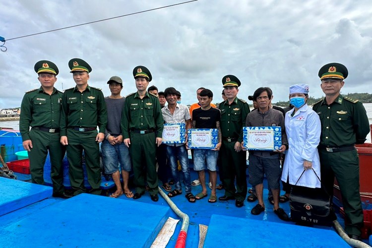 Quảng Ngãi: Đưa 11 ngư dân gặp nạn ở vùng biển Hoàng Sa về bờ an toàn - Anh 2