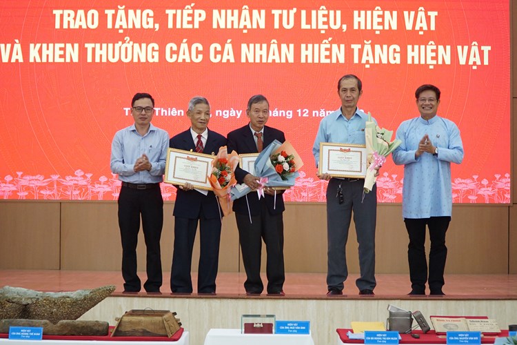 Bảo tàng Lịch sử tỉnh Thừa Thiên Huế tiếp nhận gần 80 hiện vật, tư liệu quý được hiến tặng - Anh 4