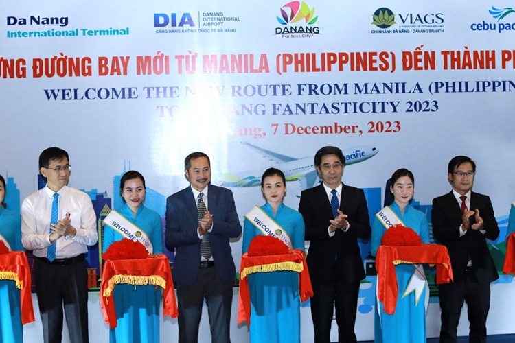 Đà Nẵng đón chuyến bay đầu tiên đến từ Manila - Anh 1