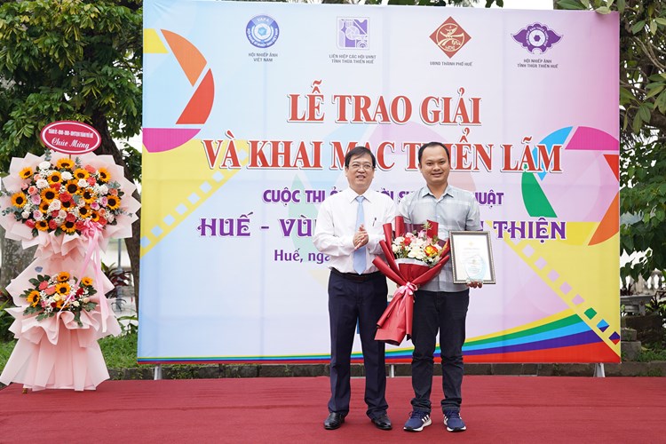 Trao giải và triển lãm ảnh “Huế - Vùng đất thân thiện” - Anh 1