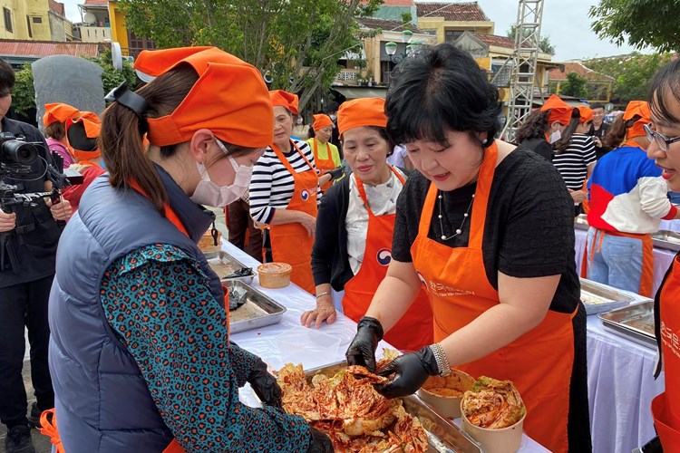 Trải nghiệm làm kim chi tập thể tại Ngày văn hóa Hàn Quốc tại Hội An - Anh 2