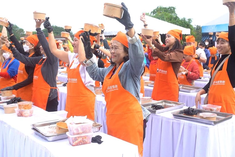 Trải nghiệm làm kim chi tập thể tại Ngày văn hóa Hàn Quốc tại Hội An - Anh 1