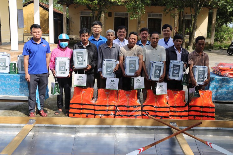 Khám chữa bệnh miễn phí cho người dân vùng rốn lũ Thừa Thiên Huế - Anh 2
