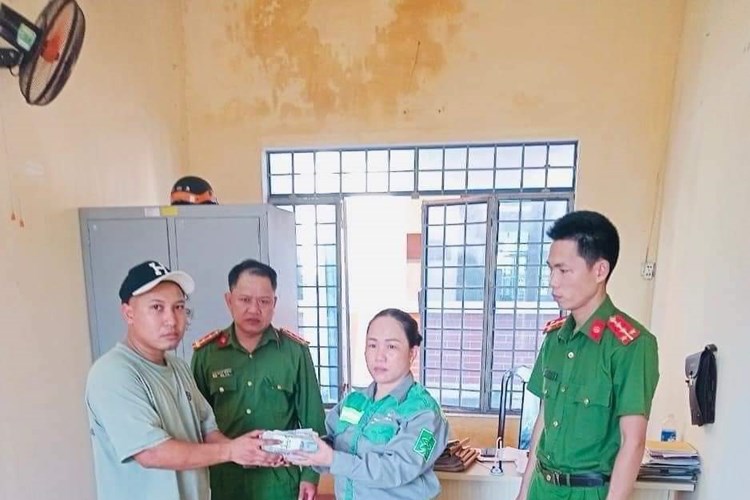 Nữ lao công trả lại gần 100 triệu đồng cho người đánh rơi - Anh 1