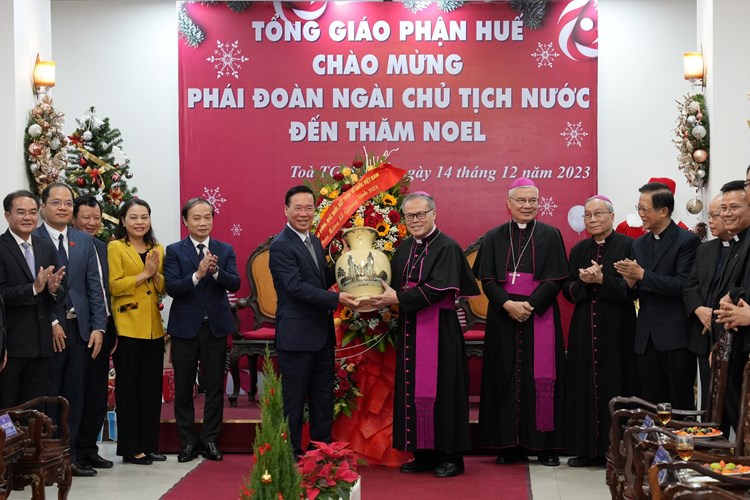Chủ tịch nước Võ Văn Thưởng chúc mừng Giáng sinh Tổng Giáo phận Huế - Anh 1