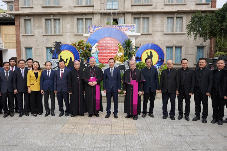 Chủ tịch nước Võ Văn Thưởng chúc mừng Giáng sinh Tổng Giáo phận Huế - Anh 2