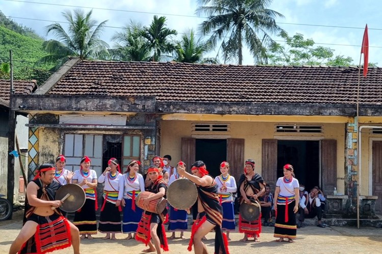 Đồng bào Cor Trà Bồng xây dựng phong trào toàn dân đoàn kết xây dựng đời sống văn hóa - Anh 3