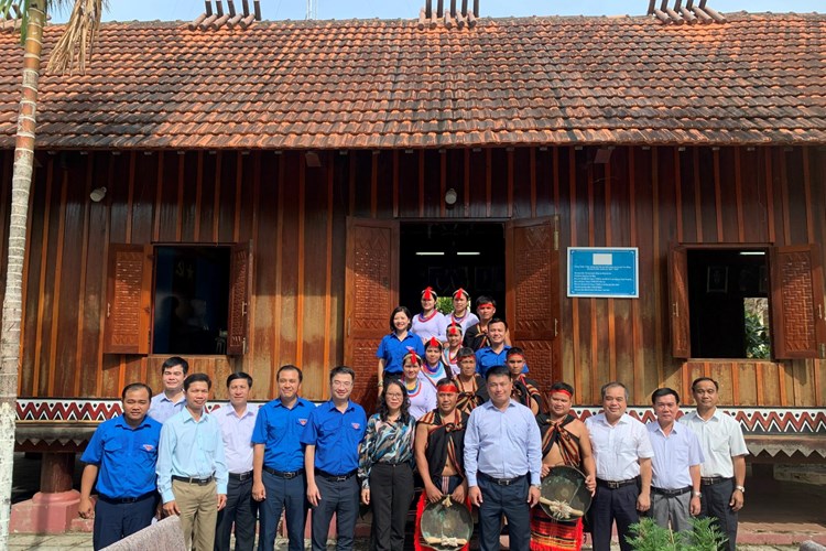 Đồng bào Cor Trà Bồng xây dựng phong trào toàn dân đoàn kết xây dựng đời sống văn hóa - Anh 4
