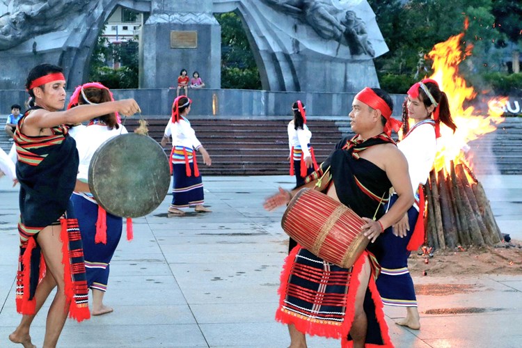 Đồng bào Cor Trà Bồng xây dựng phong trào toàn dân đoàn kết xây dựng đời sống văn hóa - Anh 2