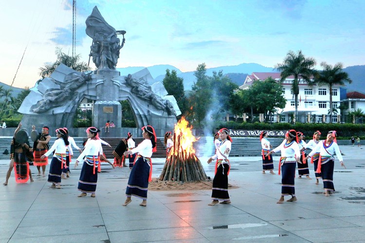 Đồng bào Cor Trà Bồng xây dựng phong trào toàn dân đoàn kết xây dựng đời sống văn hóa - Anh 1
