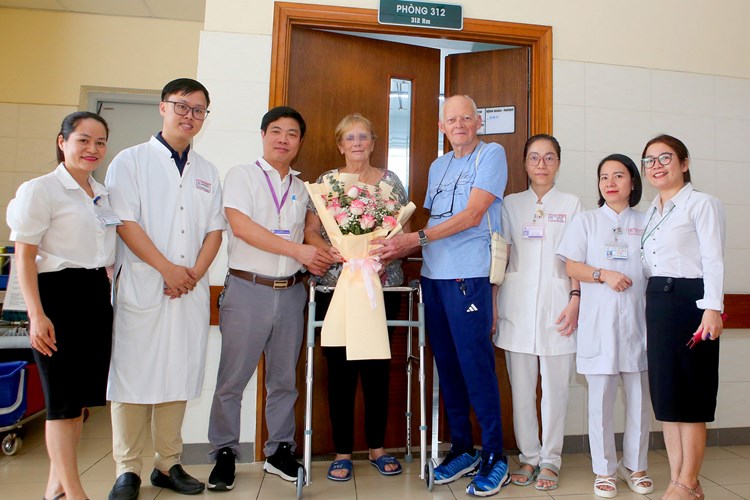 Nữ du khách Pháp viết thư cảm ơn bệnh viện sau khi được phẫu thuật và điều trị kịp thời - Anh 2