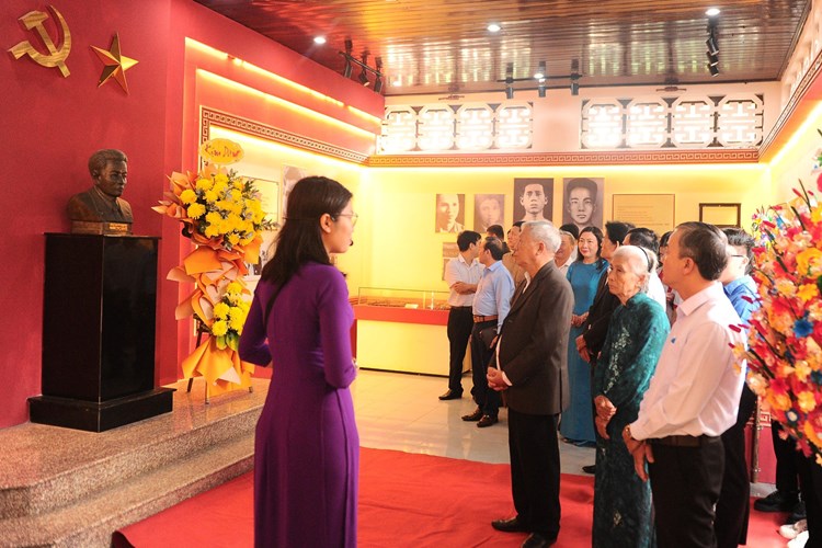 Dâng hương kỷ niệm 115 năm Ngày sinh nhà cách mạng Nguyễn Chí Diểu - Anh 1