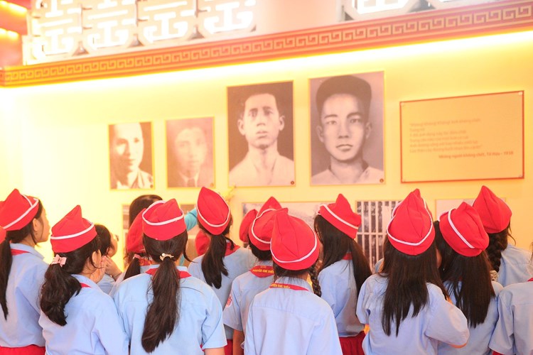 Dâng hương kỷ niệm 115 năm Ngày sinh nhà cách mạng Nguyễn Chí Diểu - Anh 2