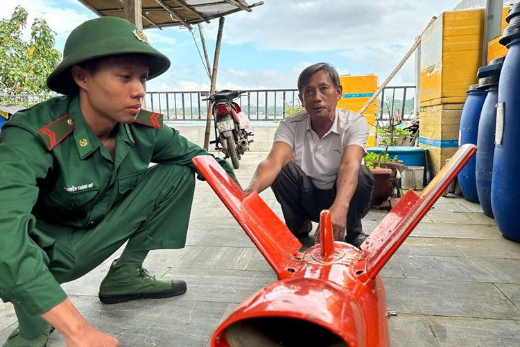Thu giữ vật thể lạ in chữ nước ngoài, nghi thiết bị bay không người lái - Anh 1