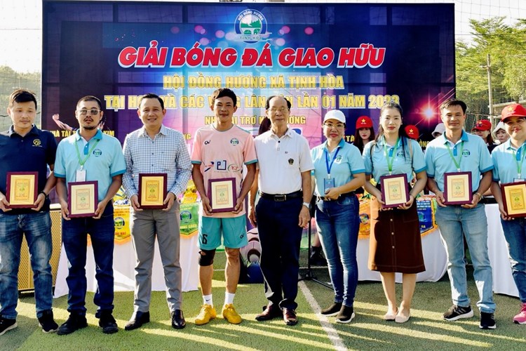 Giao lưu bóng đá mang Tết cho người nghèo - Anh 2