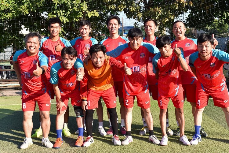 Giao lưu bóng đá mang Tết cho người nghèo - Anh 8