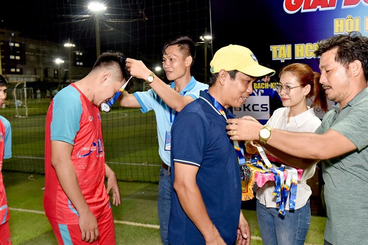 Giao lưu bóng đá mang Tết cho người nghèo - Anh 7