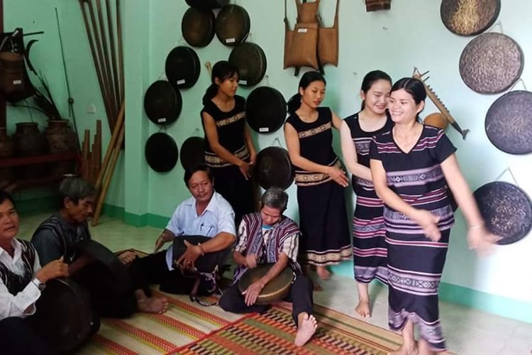Bảo tồn và phát huy văn hóa dân tộc Hrê gắn với du lịch cộng đồng - Anh 4