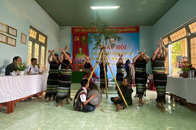 Bảo tồn và phát huy văn hóa dân tộc Hrê gắn với du lịch cộng đồng - Anh 1