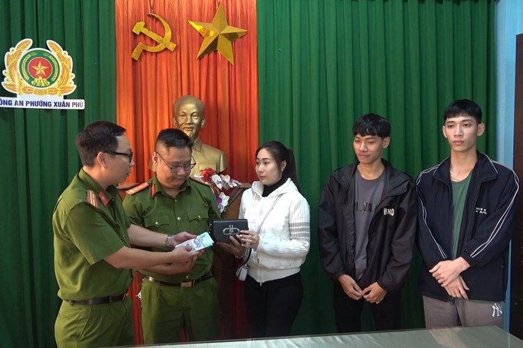 Hai thanh niên trả lại 100 triệu đồng cho người đánh rơi - Anh 1