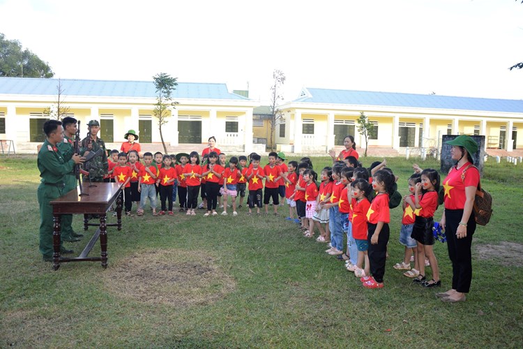 Thiếu nhi thăm quan, trải nghiệm doanh trại quân đội - Anh 3